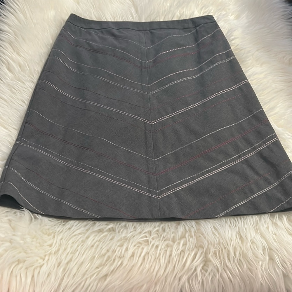 🌸EUC Cute Ann Taylor Skirt Gray with White and Pink Stitching Size 8